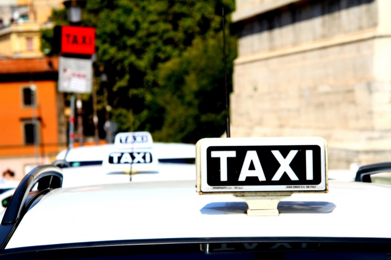 taxis-ST ANTONIN DU VAR-min_taxi_auto_rome_road_white-1051610